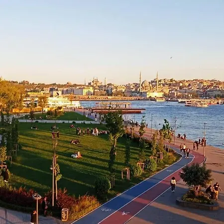 Central Apartament 4' Galata Tower Granbazaar 2' Sea 4' Ferry/metro/tram *